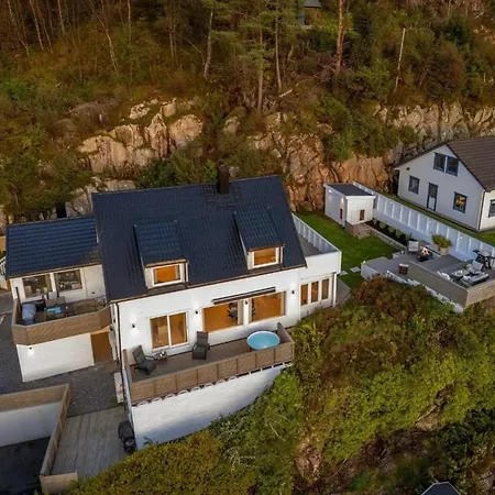 Large Luxury Villa, 3 Bathrooms, Centrally Located In Bergen, 260 M2! Bergen