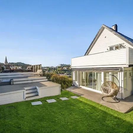 Large Luxury Villa, 3 Bathrooms, Centrally Located In Bergen, 260 M2! Villa *