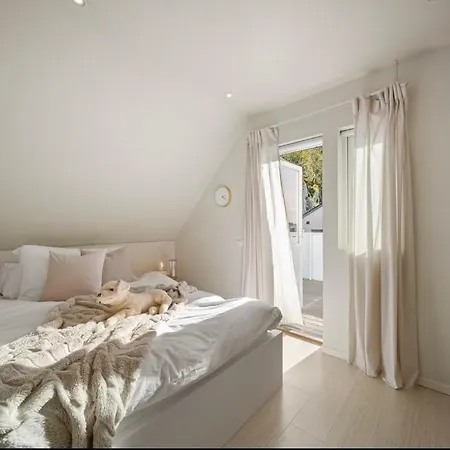 Large Luxury Villa, 3 Bathrooms, Centrally Located In Bergen, 260 M2! Villa