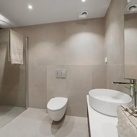 Villaer Large Luxury Villa, 3 Bathrooms, Centrally Located In Bergen, 260 M2! *